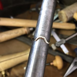Fitted gold wedding ring
